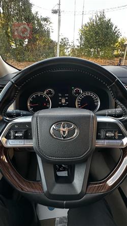 تۆیۆتا لاند کروزەر